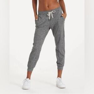 VUORI PERFORMANCE JOGGERS in Heather Grey, Size Medium